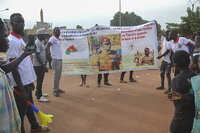 Ougadougou (Burkina Faso), 30/09/2022.- People hold a banner that calls for the release of Lieutenant Colonel Emmanuel Zoungrana in Ouagadougou, Burkina Faso, 30 September 2022. Gunshots have been heard near the presidential palace in Ouagadougou with what some residents claim to be an alleged coup attempt. Access has been blocked by the military to some government buildings including the national assembly and the national broadcaster. In January 2022 the current head of state, Lt-Col Paul-Henri Damiba, ousted President Roch Kabore through a coup. Lieutenant Colonel Paul-Henri Damiba has called for calm. (Golpe de Estado) EFE/EPA/ASSANE OUEDRAOGO