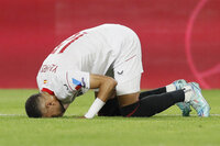 SEVILLA, 25/10/2022.- El entrenador del Copenhague, Jacob Neestrup, da instrucciones a sus jugadores durante el encuentro del grupo G de la Liga de Campeones entre el Sevilla FC y el FC Copenhague este martes en el estadio Ramón Sánchez Pizjuán de Sevilla. EFE/ José Manuel Vidal