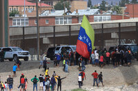 Patrulla Fronteriza dispersa protesta de migrantes venezolanos en frontera de Ciudad Juárez