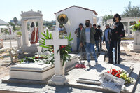 Flores y dedicación. Familias dieron mantenimiento a las tumbas y colocaron coloridas flores sobre ellas, durante la celebración del Día de Muertos en Torreón.