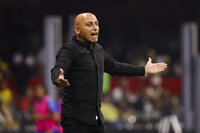 MEX00. CIUDAD DE MÉXICO (MÉXICO), 11/11/2022.- La entrenadora de Tigres, Carmelina Moscato, dirige a su equipo ante América hoy, durante la ida de la final del Torneo Apertura del fútbol femenino mexicano en el Estadio Azteca de la Ciudad de México (México). EFE/José Méndez