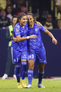 MEX00. CIUDAD DE MÉXICO (MÉXICO), 11/11/2022.- La entrenadora de Tigres, Carmelina Moscato, dirige a su equipo ante América hoy, durante la ida de la final del Torneo Apertura del fútbol femenino mexicano en el Estadio Azteca de la Ciudad de México (México). EFE/José Méndez