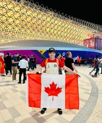 El exitoso empresario lagunero, Erick Canedo Aguirre, junto a su hijo,
se tomaron la fotografía del recuerdo al finalizar el duelo de México y
Polonia del Mundial de Qatar 2022 con los exitosos exjugadores del FC
Barcelona y ahora analistas, Marc Crosas y Carles Puyol, el primero,
otrora futbolista y monarca con Santos Laguna en el Clausura 2012 de
la Liga MX, mientras que el segundo, campeón mundial en el 2010.