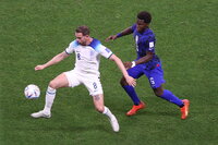 Al Khor (Qatar), 25/11/2022.- Harry Kane of England (R) in action against Tyler Adams of the US (L) during the FIFA World Cup 2022 group B soccer match between England and the USA at Al Bayt Stadium in Al Khor, Qatar, 25 November 2022. (Mundial de Fútbol, Estados Unidos, Catar) EFE/EPA/Mohamed Messara