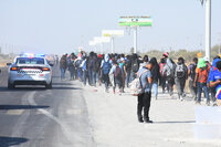 Cientos de migrantes logran escapar tras días de encierro en Gómez Palacio