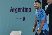 DOHA (CATAR), 15/12/2022.- El exfutbolista Sergio 'Kun' Agüero visita a sus excompañeros durante el entrenamiento de la selección argentina celebrado este jueves en Doha, Catar. Argentina se enfrentará a Francia en la final del Mundial de Qatar 2022 el próximo 18 de diciembre. EFE/ Juan Ignacio Roncoroni