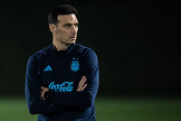 Doha (Qatar), 15/12/2022.- Julian Alvarez (L) of Argentina and teammates rest during their training session in Doha, Qatar, 15 December 2022. Argentina will face France in their FIFA World Cup 2022 final soccer match on 18 December 2022. (Mundial de Fútbol, Francia, Catar) EFE/EPA/RONALD WITTEK