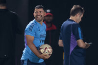 DOHA (CATAR), 15/12/2022.- El exfutbolista Sergio 'Kun' Agüero visita a sus excompañeros durante el entrenamiento de la selección argentina celebrado este jueves en Doha, Catar. Argentina se enfrentará a Francia en la final del Mundial de Qatar 2022 el próximo 18 de diciembre. EFE/ Juan Ignacio Roncoroni