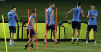 Doha (Qatar), 15/12/2022.- Julian Alvarez (L) of Argentina and teammates rest during their training session in Doha, Qatar, 15 December 2022. Argentina will face France in their FIFA World Cup 2022 final soccer match on 18 December 2022. (Mundial de Fútbol, Francia, Catar) EFE/EPA/RONALD WITTEK