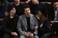 Diego Luna despide a su padre en Bellas Artes y es acompañado por su ex Camila Sodi