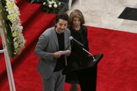 Diego Luna despide a su padre en Bellas Artes y es acompañado por su ex Camila Sodi