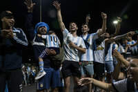 AMDEP9850. EZEIZA (ARGENTINA), 20/12/2022.- Hinchas de Argentina celebran hoy, la victoria de la selección argentina en el Mundial de Qatar 202, en los alrededores del Obelisco en Buenos Aires (Argentina). Argentina se proclamó campeona del mundo tras ganar en la tanda de penaltis (4-2) a Francia, después del empate 3-3 en los 120 minutos de juego. EFE/ Raúl Martínez