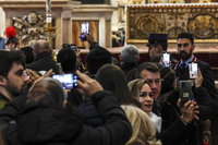 Los fieles y las autoridades acudieron en orden a despedirse del papa emérito.