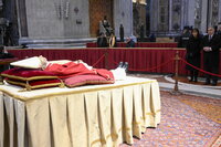 Benedicto XVI tendrá un funeral muy similar al de los papas en funciones.