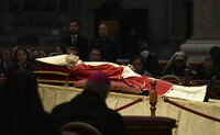 Tras su velación, se celebrará el funeral del papa emérito.