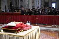 Aunque Benedicto XVI era papa emérito al morir, se siguen prácticamente los mismos rituales.