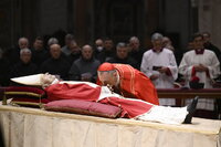 Aunque Benedicto XVI era papa emérito al morir, se siguen prácticamente los mismos rituales.