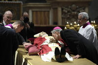 El tiempo no importó para quienes desearon acompañar a Benedicto XVI.