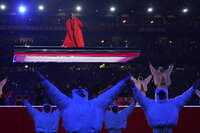 Rihanna brilla en el Super Bowl como un diamante en el cielo