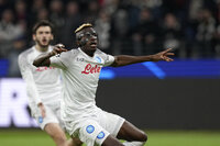 Napoli gana con ayuda de Hirving Lozano en ida de Octavos