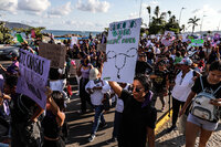 MEX9162. ACAPULCO (MÉXICO), 08/03/2023.- Grupos de mujeres participan en una marcha con motivo del Día Internacional de la Mujer hoy, en el puerto de Acapulco, estado de Guerrero (México). En México, miles de mujeres también marcharon este miércoles en las ciudades de Monterrey y Guadalajara, dos de las más grandes e importantes del país para protestar y denunciar la violencia machista en el Día Internacional de la Mujer. EFE/ Francisco Guasco