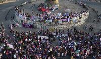 MEX9162. ACAPULCO (MÉXICO), 08/03/2023.- Grupos de mujeres participan en una marcha con motivo del Día Internacional de la Mujer hoy, en el puerto de Acapulco, estado de Guerrero (México). En México, miles de mujeres también marcharon este miércoles en las ciudades de Monterrey y Guadalajara, dos de las más grandes e importantes del país para protestar y denunciar la violencia machista en el Día Internacional de la Mujer. EFE/ Francisco Guasco