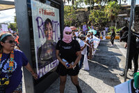 MEX9162. ACAPULCO (MÉXICO), 08/03/2023.- Varias mujeres realizan pintadas en el monumento a los 43 de Ayotzinapa hoy, durante una marcha con motivo del Día Internacional de la Mujer, en el puerto de Acapulco, estado de Guerrero (México). En México, miles de mujeres también marcharon este miércoles en las ciudades de Monterrey y Guadalajara, dos de las más grandes e importantes del país para protestar y denunciar la violencia machista en el Día Internacional de la Mujer. EFE/ Francisco Guasco
