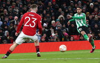 Manchester (United Kingdom), 09/03/2023.- Players of Real Betis celebrate scoring the 1-1 goal during the UEFA Europa League Round of 16, 1st leg match between Manchester United and Real Betis in Manchester, Britain, 09 March 2023. (Reino Unido) EFE/EPA/Adam Vaughan