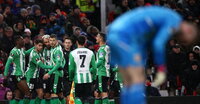 Manchester (United Kingdom), 09/03/2023.- Ayoze Perez (R) of Real Betis in action during the UEFA Europa League Round of 16, 1st leg match between Manchester United and Real Betis in Manchester, Britain, 09 March 2023. (Reino Unido) EFE/EPA/Adam Vaughan