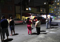 MEX1283. CIUDAD DE MÉXICO (MÉXICO), 03/04/2023.- Personas esperan luego de desalojar sus viviendas al sonar la alerta sísmica debido a un sismo de 5.5 hoy, en la Ciudad de México (México). Un movimiento telúrico de magnitud 5.5 con epicentro en Puerto Escondido, Oaxaca, se sintió Ciudad de México. EFE/Sáshenka Gutiérrez