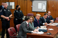 New York (United States), 04/04/2023.- US President Donald J. Trump (C) arrives at the District Attorney's office to be arraigned in New York, New York, USA, 04 April 2023. A Manhattan grand jury voted to indict former President Donald J. Trump and he will turn himself in at the courthouse and appear before a judge to hear the charges against him on 04 April. (Estados Unidos, Nueva York) EFE/EPA/SARAH YENESEL