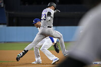 Julio Urías blanquea a Colorado en seis entradas