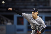 Julio Urías blanquea a Colorado en seis entradas