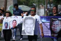 Madres, padres e hijos de desaparecidos marchan en Torreón en el décimo aniversario de Grupo Vida