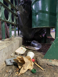 Botes de basura llenos, en la Alameda de Torreón.