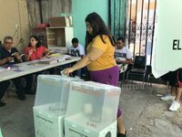 Este domingo 4 de junio, inició el proceso electoral con una copiosa participación ciudadana en las casillas electorales que se instalaron en distintos puntos de Torreón para la renovación de la gubernatura de Coahuila y del Congreso local.