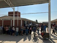 En un recorrido que hizo El Siglo de Torreón, se pudo observar a personas que llegaron a formarse desde antes de las 7 de la mañana, sobre todo quienes tenían que acudir a trabajar.