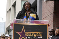 Tupac recibe su estrella en el Paseo de la Fama de Hollywood