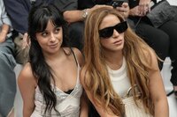 Shakira, Camila Cabello, Cardi B y más celebridades en desfile de París