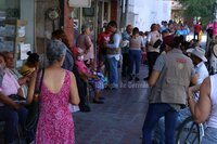 El Banco del Bienestar en el Centro de Torreón registra largas filas a su exterior.