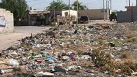 Tiradero frente a viviendas: Frente a las viviendas de la calzada Zaragoza, en la colonia Hacienda Santa María, se encuentra este enorme tiradero de basura.