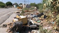 Vecinos usan terreno como basurero: En la prolongación Paseo del Tecnológico del fraccionamiento Quintas La Perla, se encuentra este enorme terreno que es utilizado como basurero público, incluso por los mismos vecinos de la zona.
