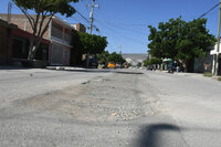 Zona de guerra.

Como zona de guerra luce la calle De los Sarapes y Del Aguaje. Automovilistas señalan que es imposible transitar por el lugar.