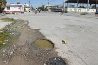 Olvidan tapar los baches y pavimentar.

Así luce la calle De los Sarapes y Del Aguaje en la colonia, con un enorme bache olvidado de años y falta de pavimento.