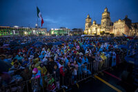 López Obrador conmemora el Grito de Independencia ante un Zócalo lleno