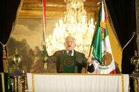 López Obrador conmemora el Grito de Independencia ante un Zócalo lleno