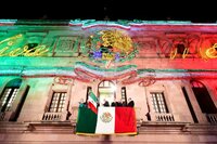 El gobernador Miguel Ángel Riquelme Solís encabezó la ceremonia para conmemorar el 213 aniversario del inicio de la Independencia de México, la que fue la sexta y última de su Administración al frente del estado de Coahuila.