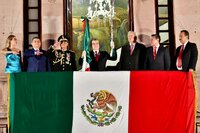 El gobernador Miguel Ángel Riquelme Solís encabezó la ceremonia para conmemorar el 213 aniversario del inicio de la Independencia de México, la que fue la sexta y última de su Administración al frente del estado de Coahuila.