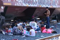 Familias migrantes quedaron varadas por la suspensión temporal de trenes de carga.