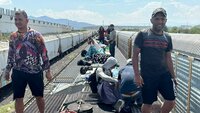 Nueva ola de migrantes llega por tren a Frontera